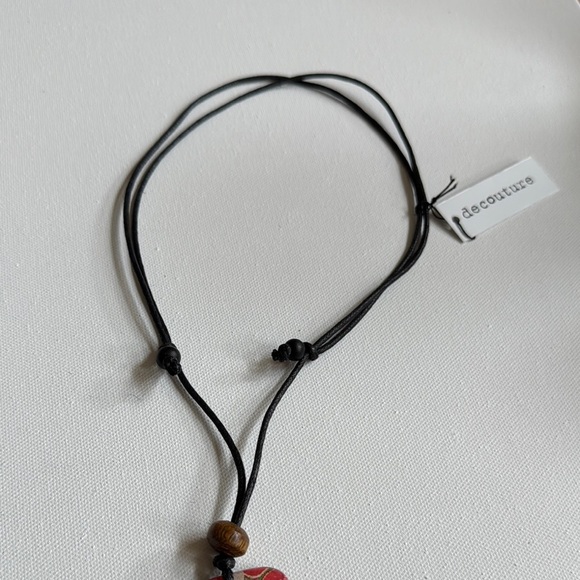 Decouture Elegant Red Patterned Pendant Necklace - Picture 5 of 9